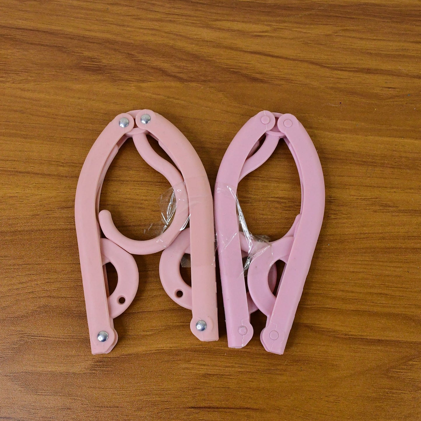 Lightweight design of foldable hanger suitable for travel use