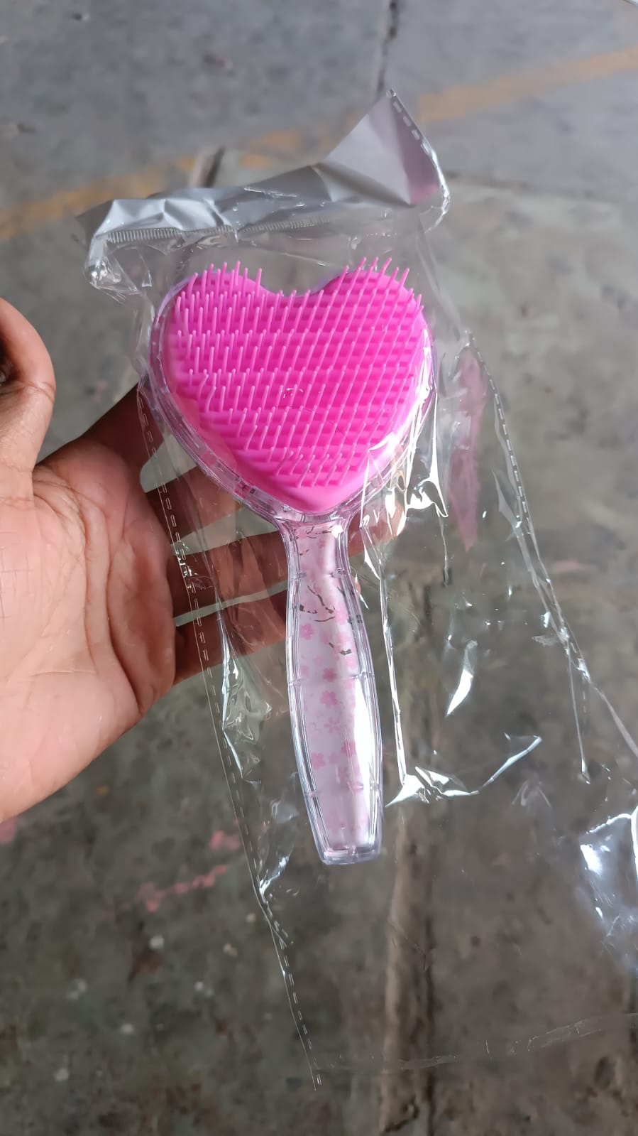 Heart-shaped hair brush displayed with its packaging, illustrating dimensions.