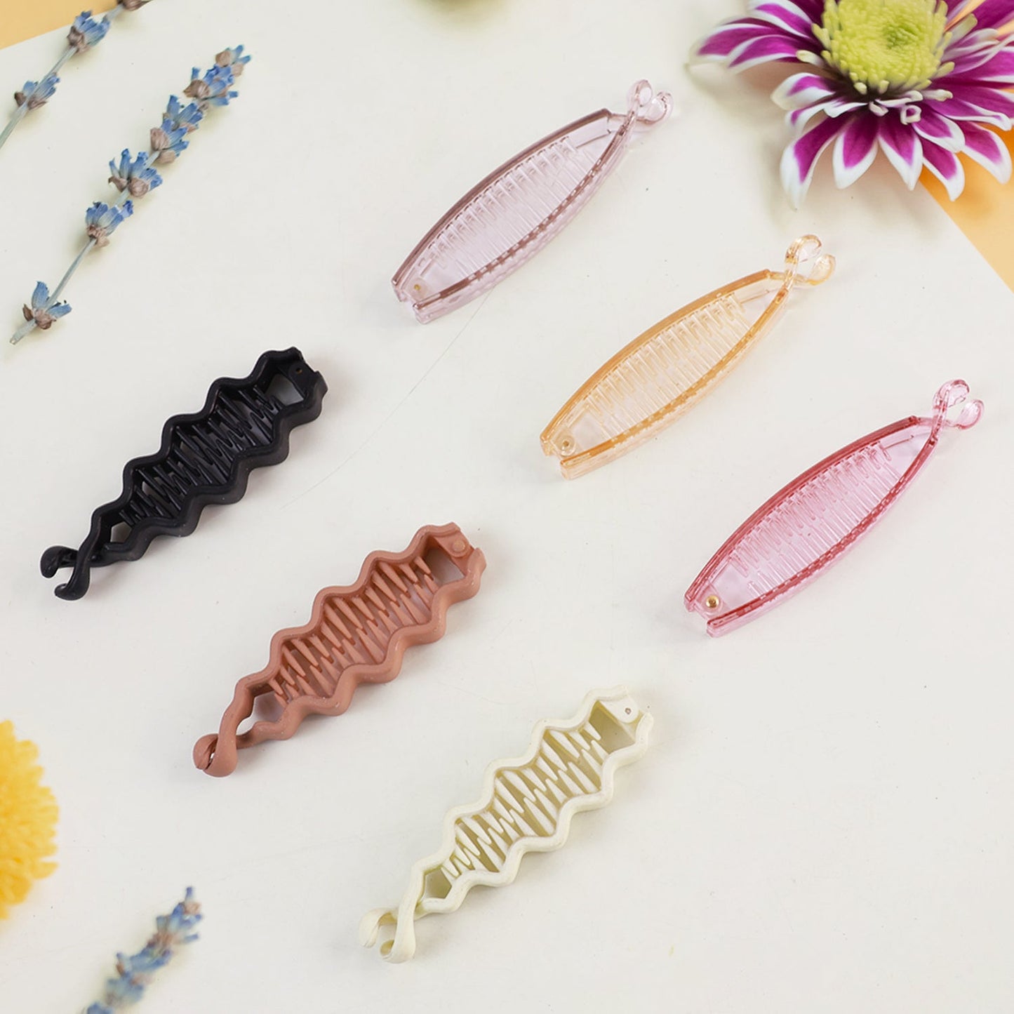 Hair clip in plastic material providing a secure hold on hair