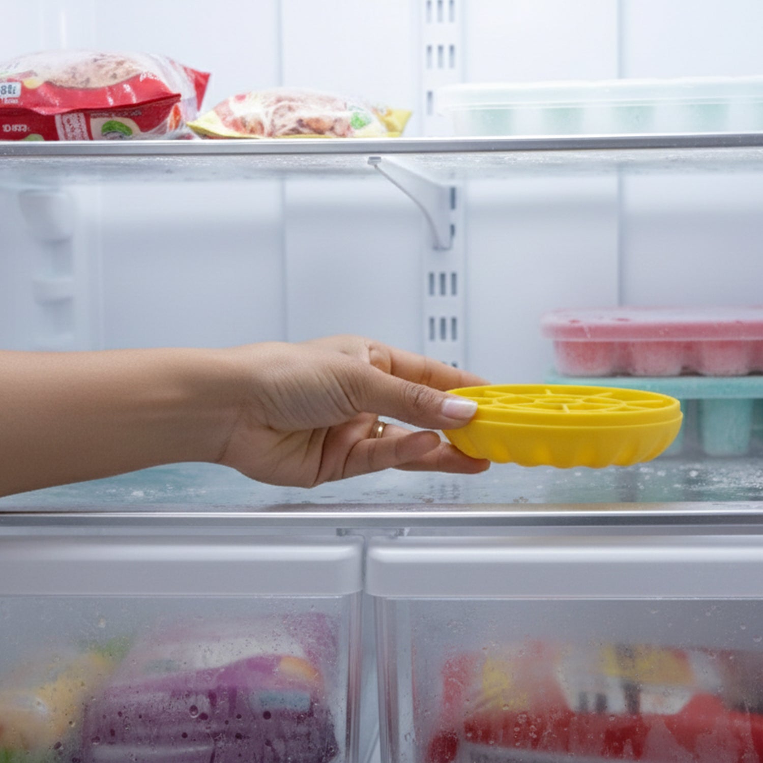 Non-spill round ice cube tray with secure lid for fresh ice