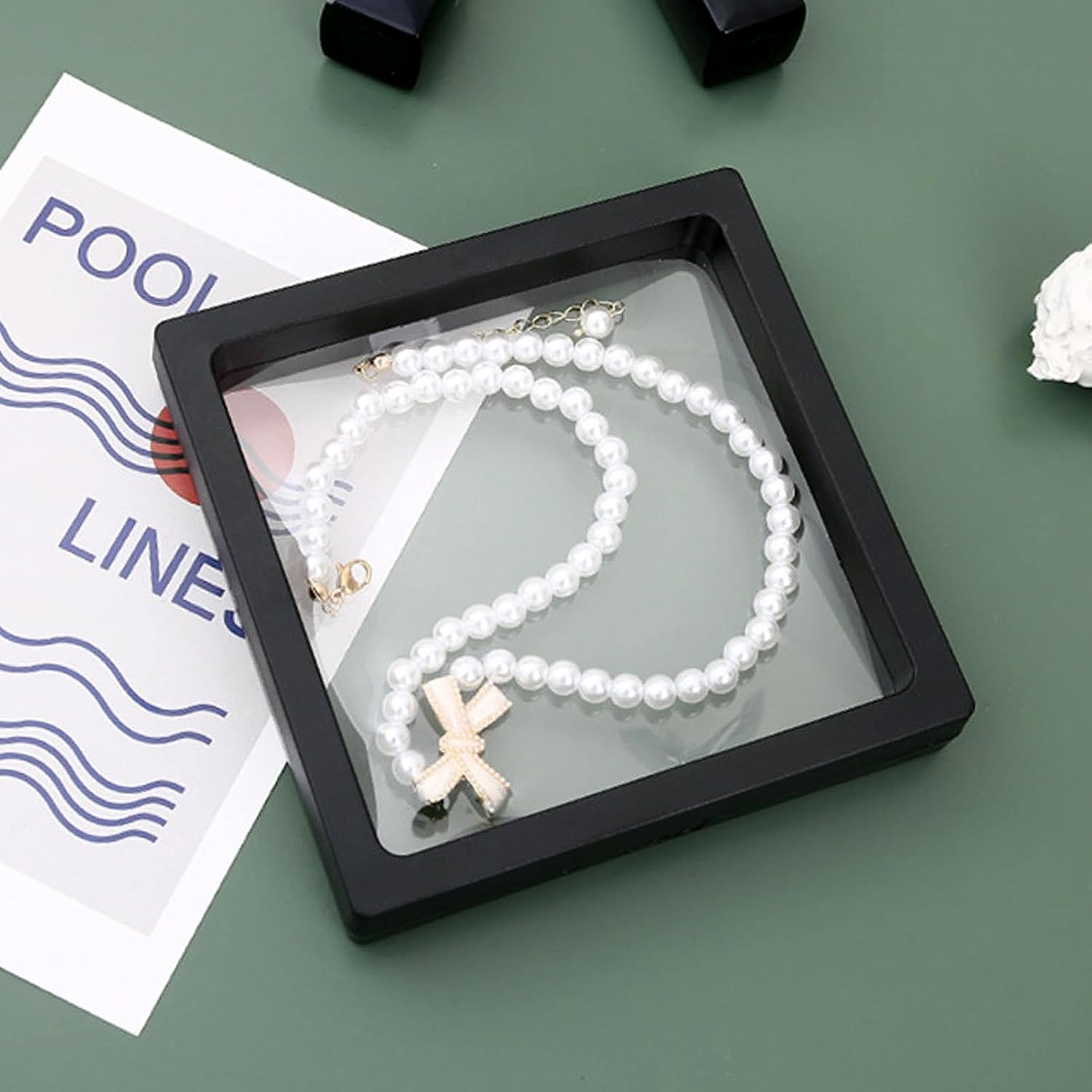 Magnetic lock mechanism on transparent jewellery display case