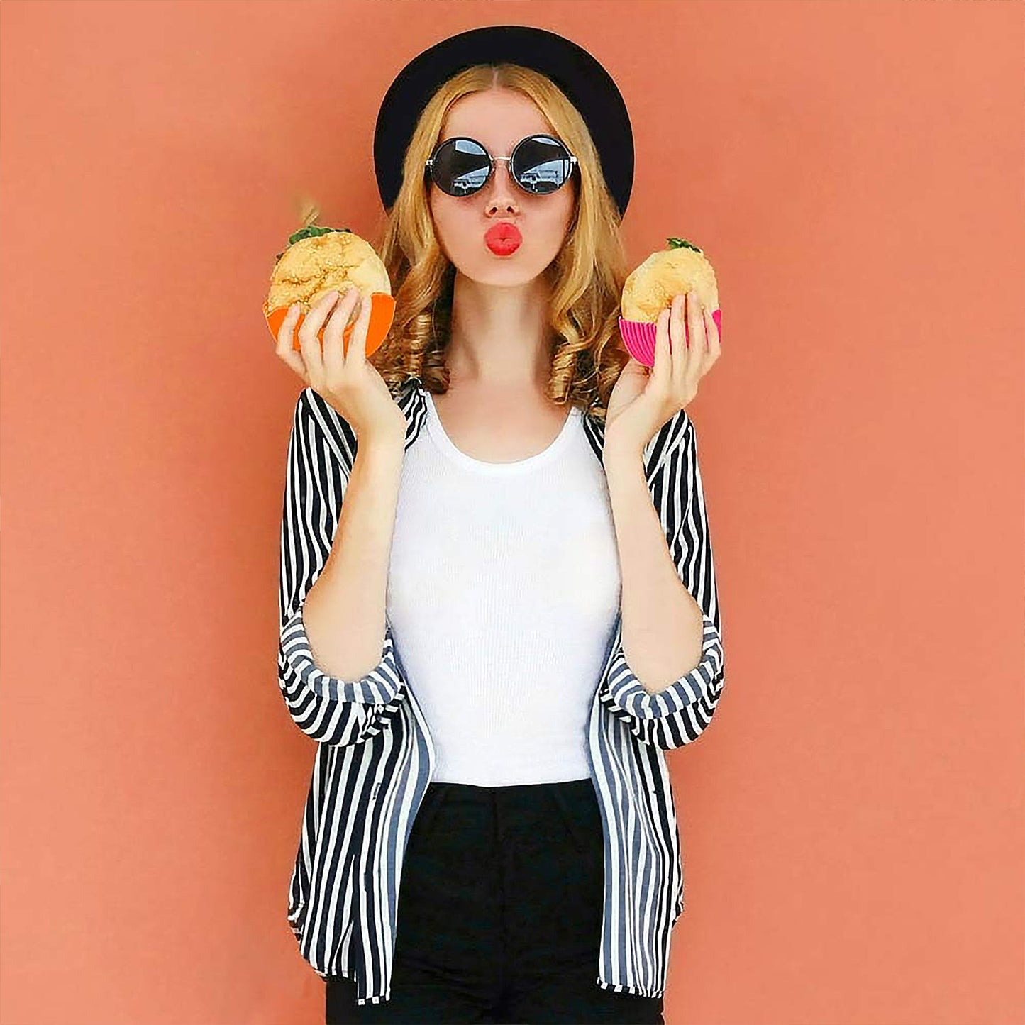 Mess-free eating with the silicone burger bun shell, catching crumbs.