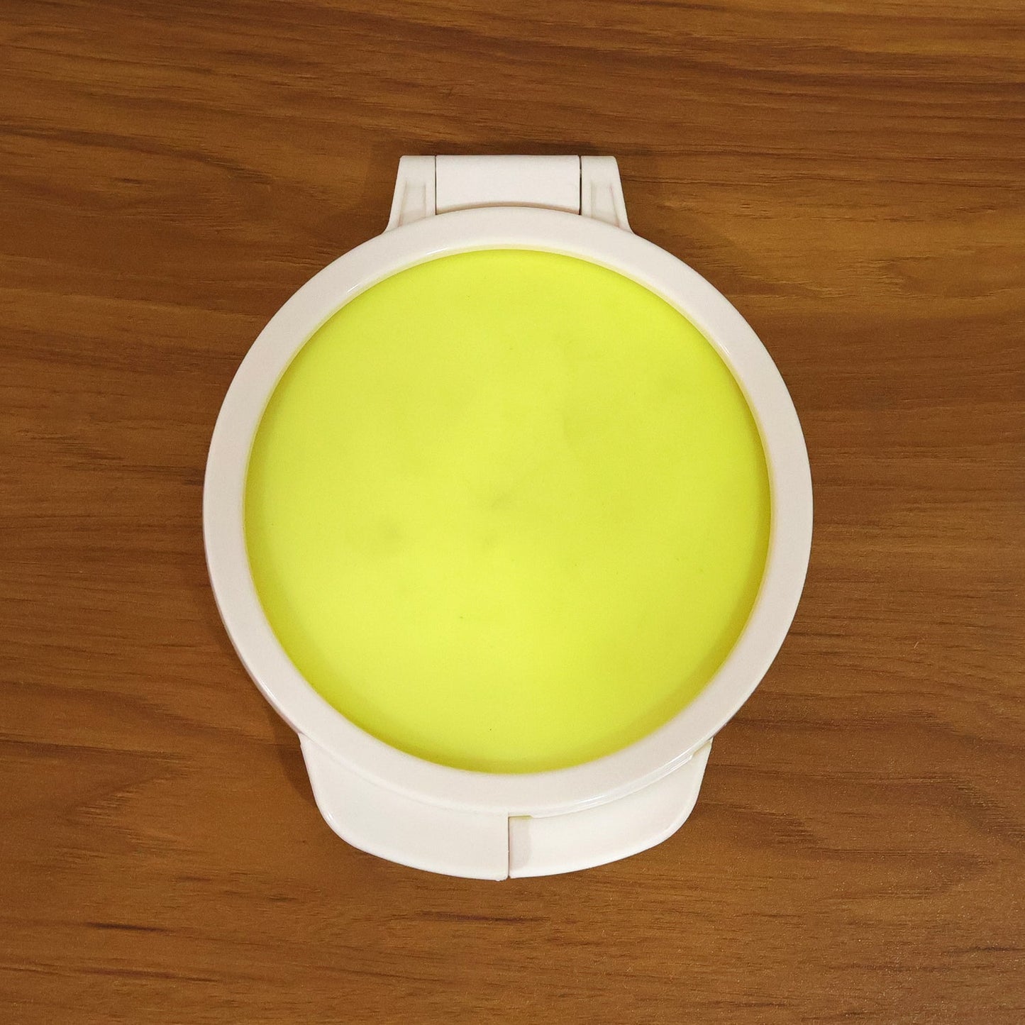 Round airtight plastic container for food preservation