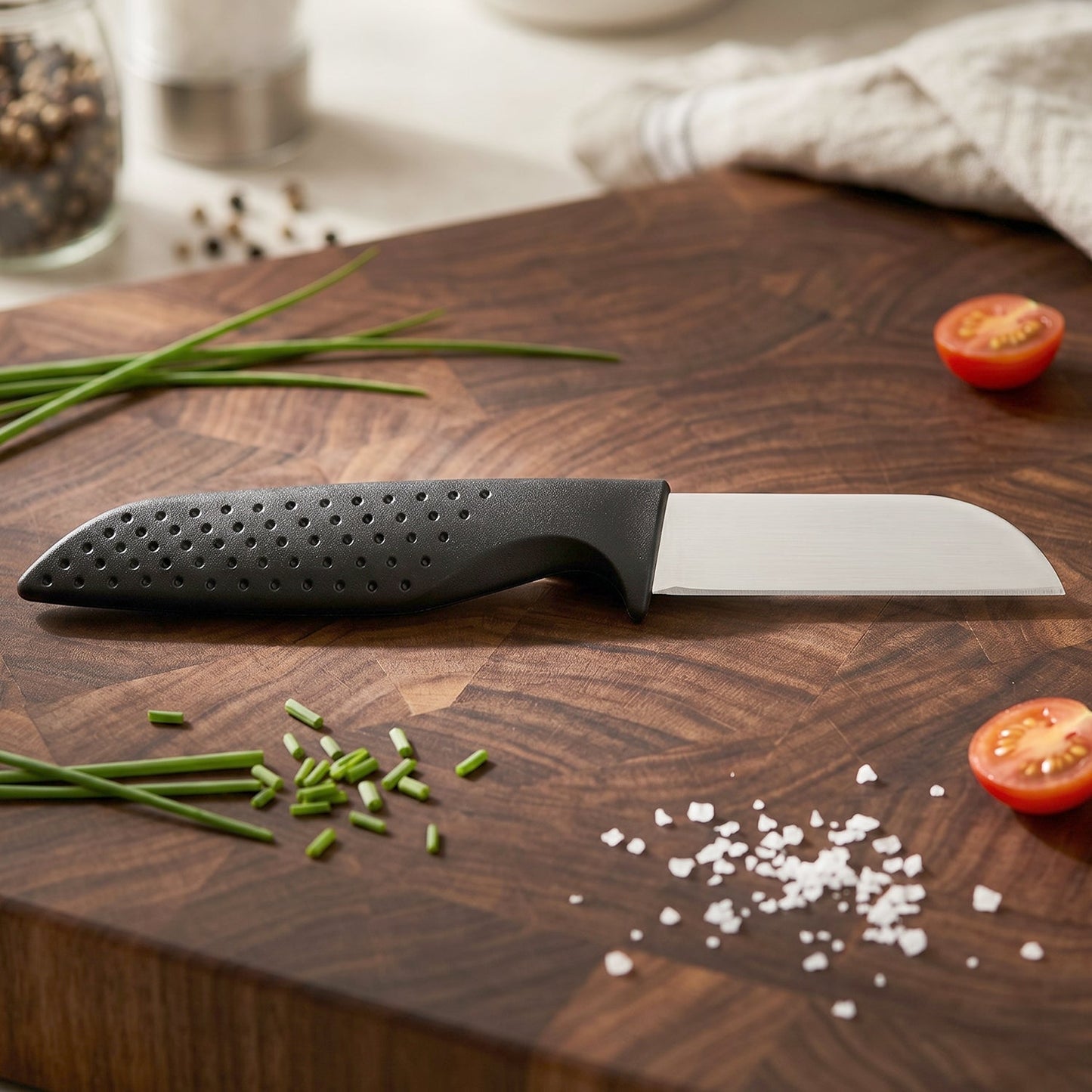 Knife set featuring ergonomic plastic handles