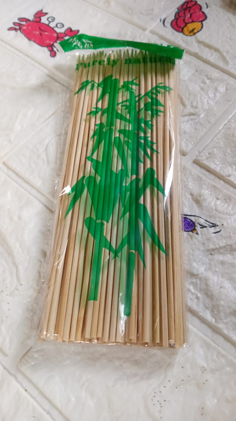 Natural wooden kebab sticks, essential for grilling and barbecue parties.