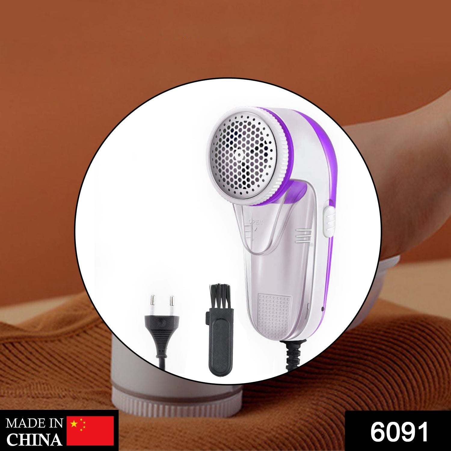 Close-up of the fabric shaver's stainless steel blade and comfortable grip.