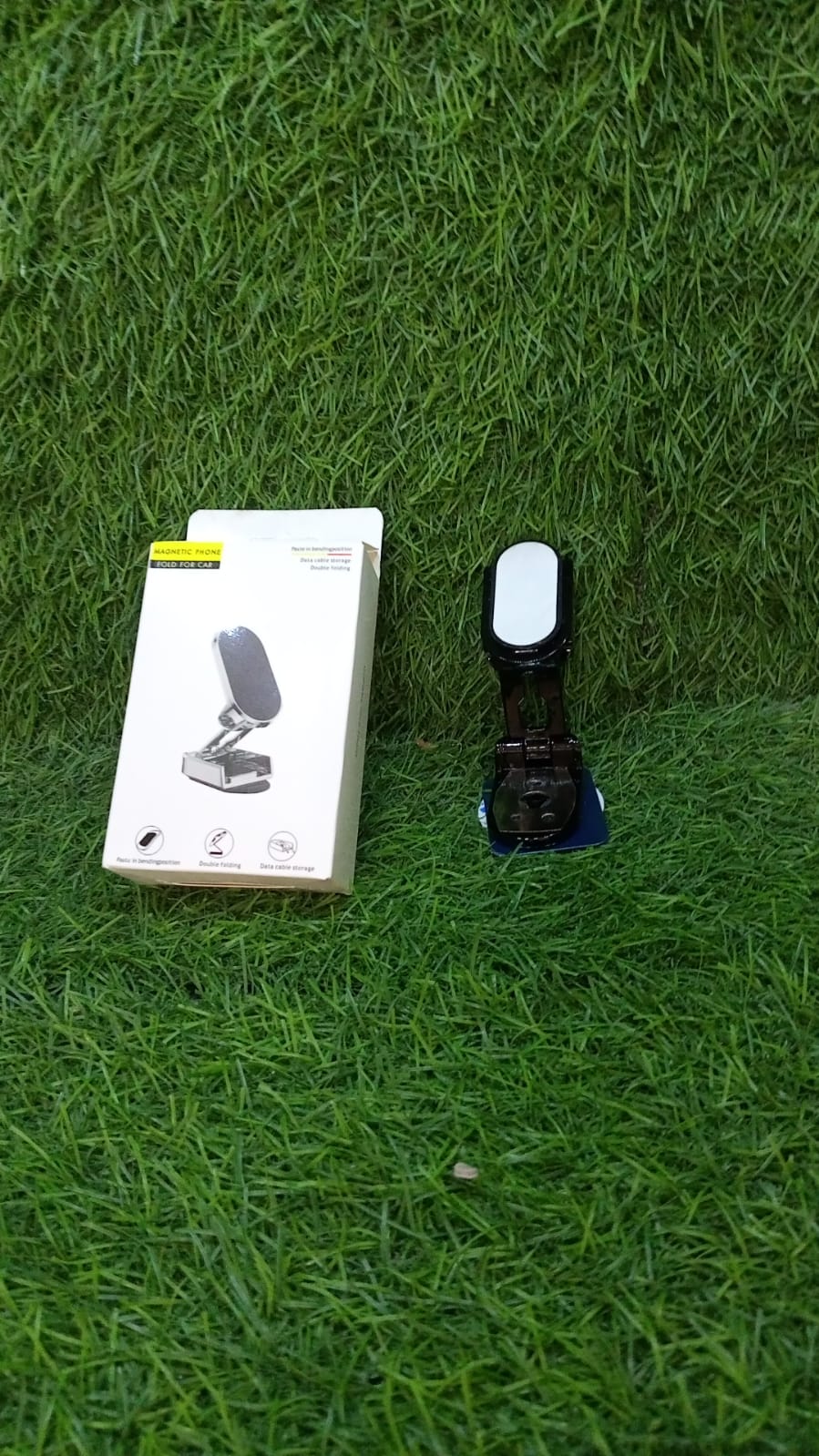 Packaging of the magnetic car phone holder, highlighting key features.