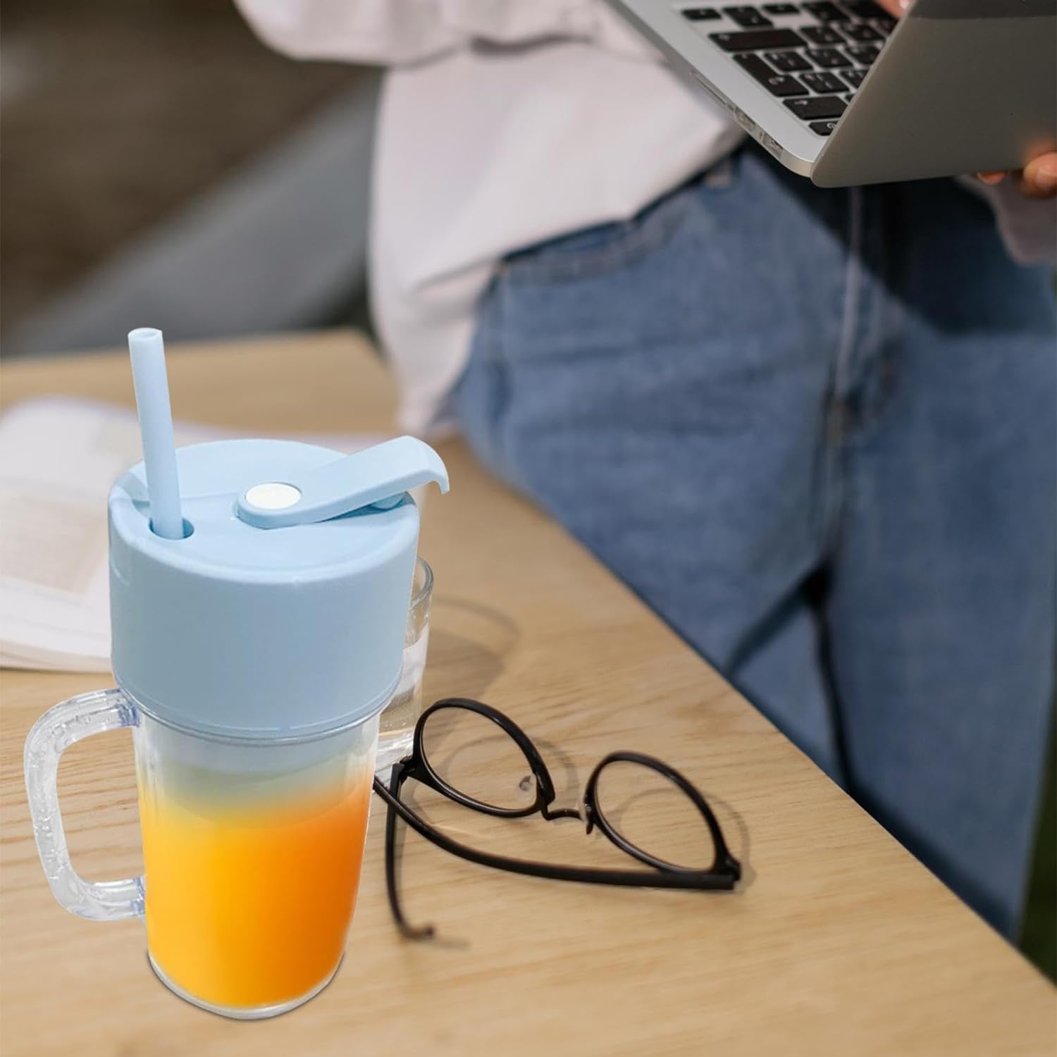Ergonomic portable juicer with handle, showcasing its 340ml capacity.
