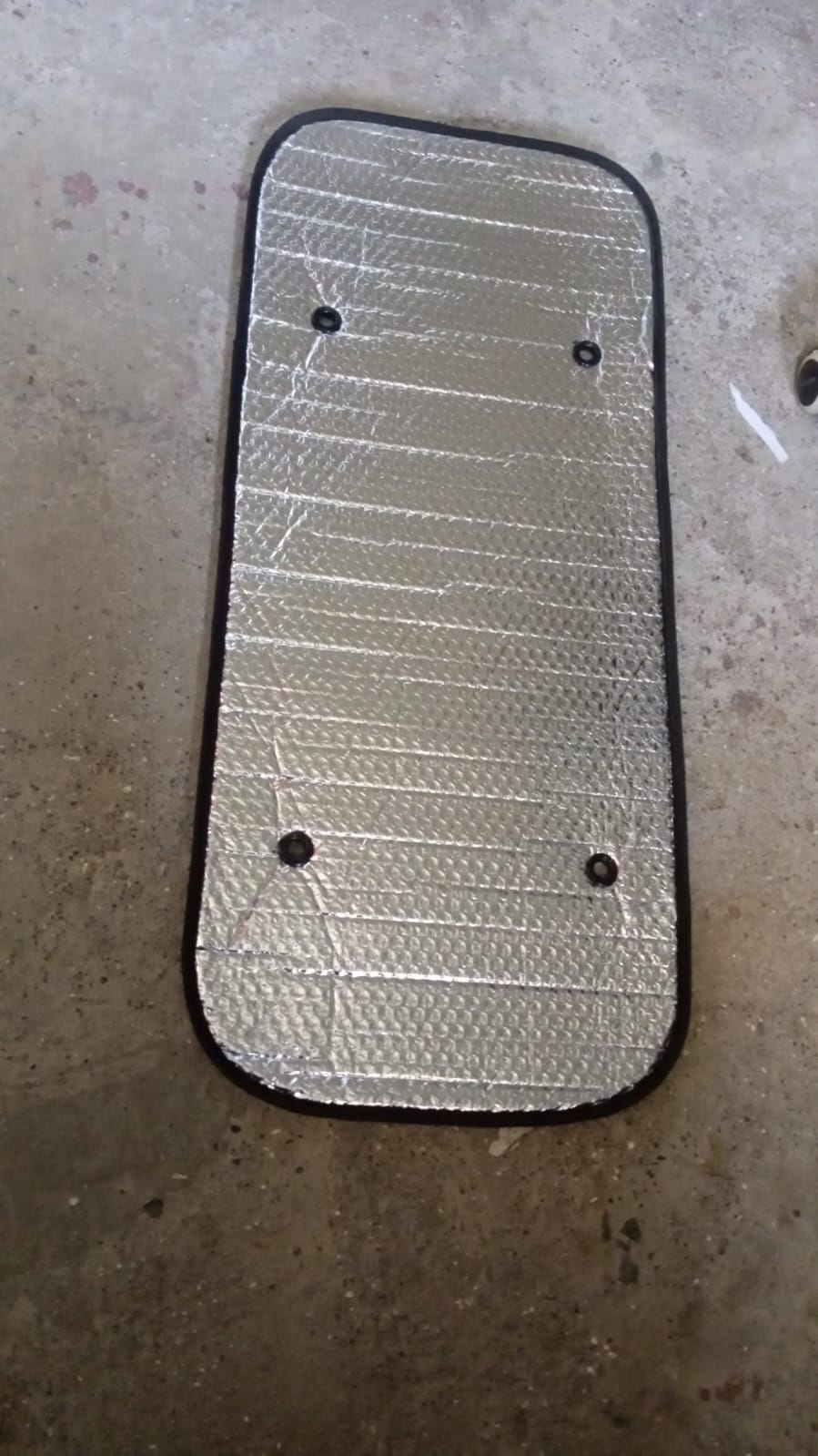 Car sun shade fitting various vehicle types, including SUVs and sedans.