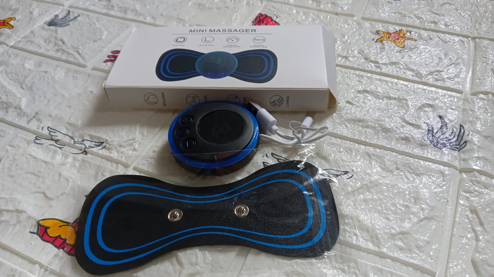 Informative diagram detailing features of the electric neck massager.