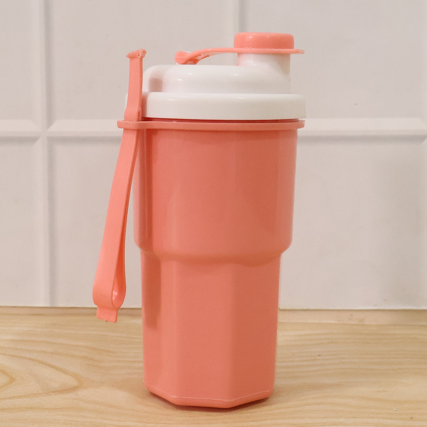 reusable protein shaker cup with secure flip lid water bottle home & kitchen